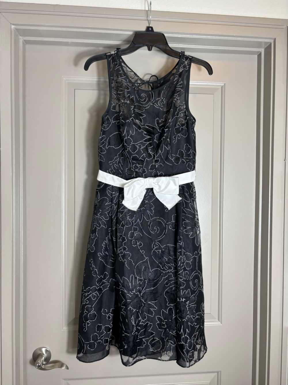 White House Black Market Size 4 Black White Floral Bow Fit Flare Dress